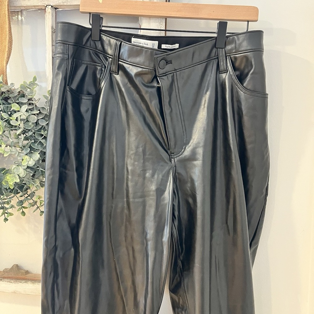 Abercrombie & Fitch Curve Love High Rise 90s Relaxed Vegan Leather Pant Sz 33/16 - Picture 4 of 5